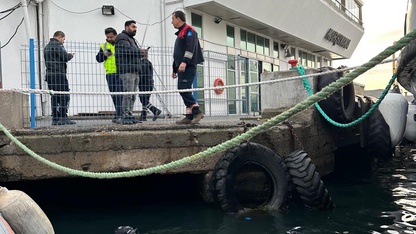 İzmir'de vapur iskelesinin altında mahsur kalan kediyi itfaiye ekipleri kurtardı