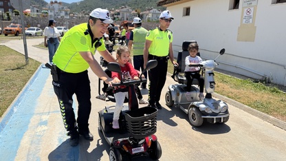 Fethiye’de anaokulu öğrencilerine uygulamalı trafik eğitimi verildi