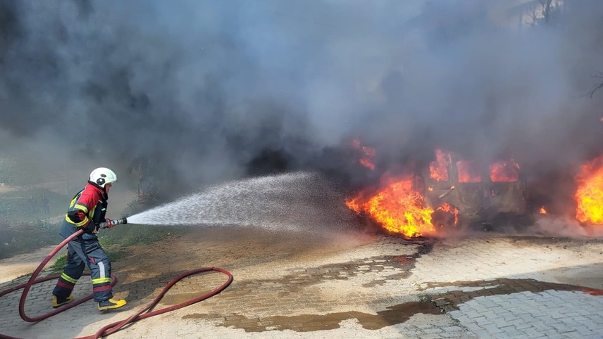 Nazilli'de park halindeyken yangın çıkan 2 araç kullanılamaz hale geldi