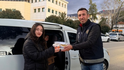 Tire'de lise öğrencilerinden emniyet personeline iftarlık