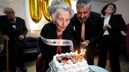 Huzurevi sakini 100. yaş gününü arkadaşları ve torunlarıyla kutladı