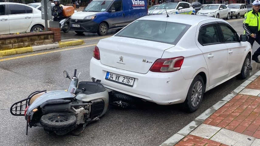 Nazilli'de park halindeki otomobile çarpan motosikletin sürücüsü yaralandı