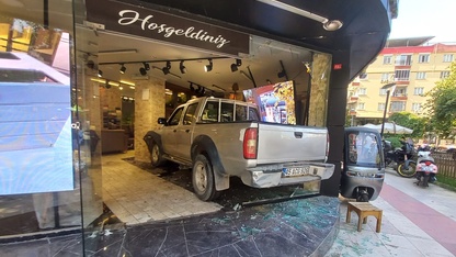 Manisa'da pikap otomobile çarpıp mobilya mağazasına girdi, 2 kişi yaralandı