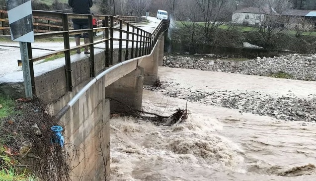 Acıpayam'da çayın taşması sonucu 2 köprüde hasar oluştu