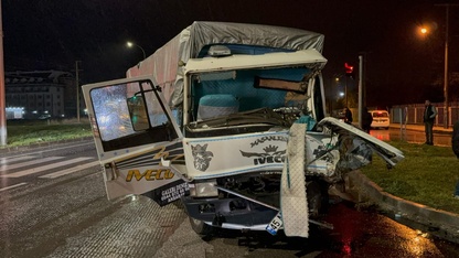 Afyonkarahisar'da tır ile kamyonun çarpışması sonucu 2 kişi yaralandı