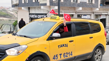 Demirci'de, terör örgütü YPG/SDG yandaşlarının Türk bayrağına saldırısına tepki