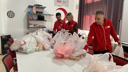 Alaşehir'de Türk Kızılay'dan çocuklara bayramlık 