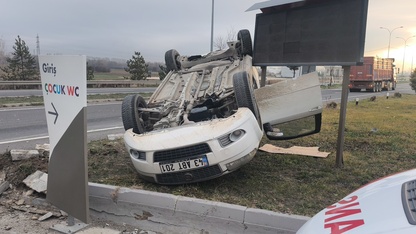 Kütahya'da tıra çarparak devrilen otomobilin sürücüsü yaralandı
