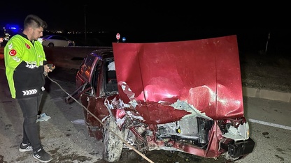 Uşak'ta hafif ticari araç ile otomobilin çarpışması sonucu 6 kişi yaralandı