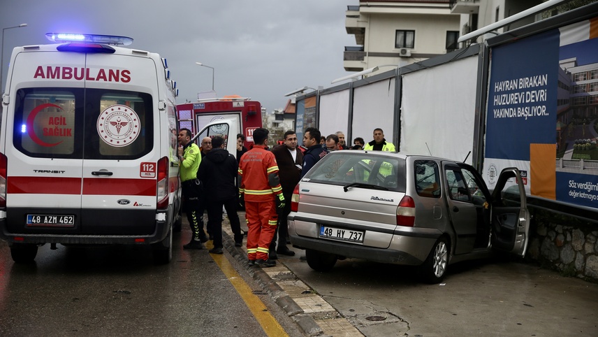 Fethiye'de duvara çarpan otomobildeki 1 kişi öldü, 2 kişi yaralandı