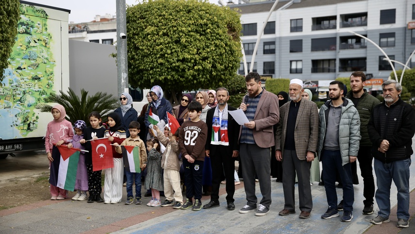 Fethiye'de Filistin ve İran'da ölen çocuklar için protesto gösterisi yapıldı