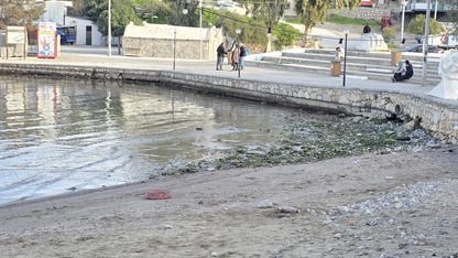 Datça'daki Kumluk Plajı'nda deniz suyu çekildi