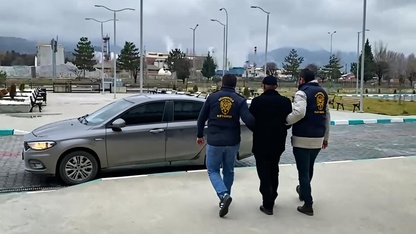 Kütahya'da umreye götürme vaadiyle topladığı paraları kumarda kaybeden şüpheli tutuklandı