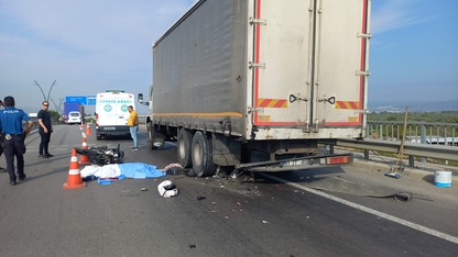 Manisa'da kamyona çarpan motosikletteki sürücü öldü