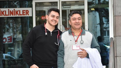 Aynı okuldan mezun olan baba-oğul, Afyonkarahisar'da aynı ilçede doktor olarak görev yapıyor