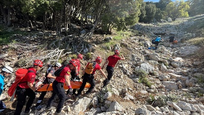 Fethiye'de yamaç paraşütüyle kayalık alana düşen kadın yaralandı