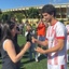 Amatör futbolcu, sahada kız arkadaşına sürpriz evlenme teklifinde bulundu