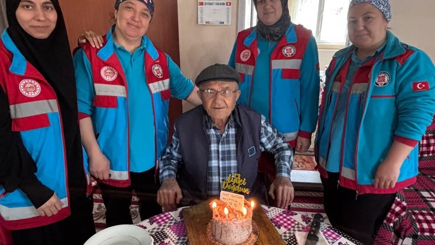 Çivril Kaymakamlığı'ndan 91 yaşındaki Hidayet Erday'a doğum günü sürprizi