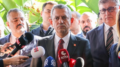 CHP Genel Başkanı Özel, İzmir'de gazetecilerin sorularını yanıtladı: