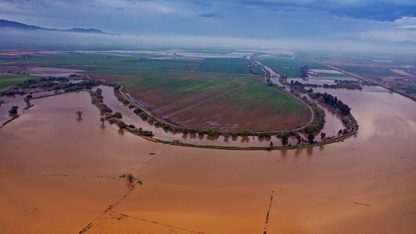 Aydın'da nehir taşması sonucu tarım arazileri su altında kaldı, ulaşım aksadı