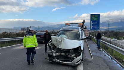 İzmir'de otomobil ile traktörün çarpışması sonucu 2 kişi yaralandı