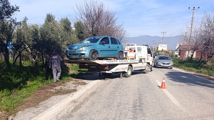 İzmir'de iki otomobilin çarpıştığı kaza güvenlik kamerasında 