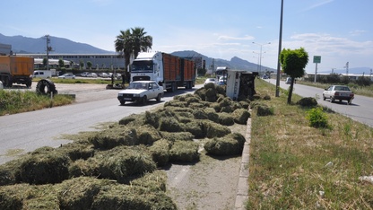Manisa'da takla atan kamyonetin sürücüsü yaralandı