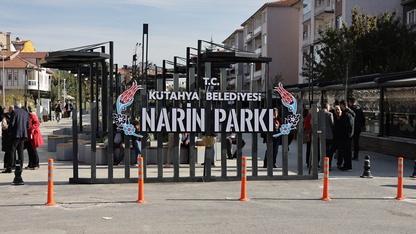 Kütahya’da üniversite öğrencileri Narin Parkı'nın saksılarını resimlerle süsledi