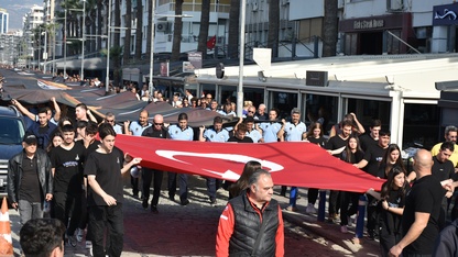 İzmir'de "Ata'ya Saygı Yürüyüşü" düzenlendi