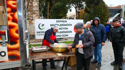 İzmir ve Uşak'ta, Kahramanmaraş merkezli depremlerde hayatını kaybedenler anıldı