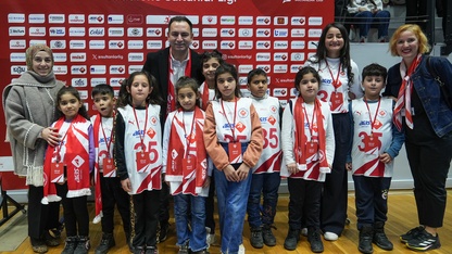 "Soğan torbalarından voleybol filesi" yapan çocuklar, İzmir'de maç izledi