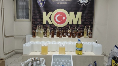 İzmir'de sahte içki operasyonunda 3 şüpheli tutuklandı