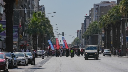İzmir Büyükşehir Belediyesinden işten atılan işçiler Belediye Meclis Toplantısı'na girmek istedi
