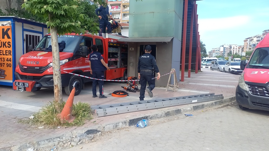 Manisa'da asansör ile koruma demirleri arasında sıkışan genç hayatını kaybetti