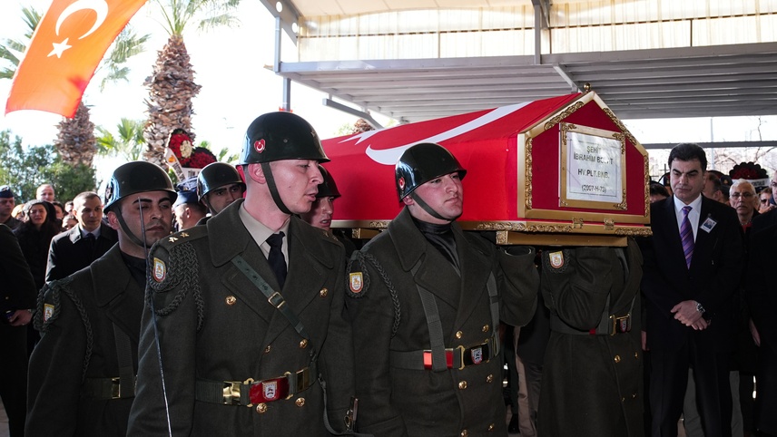 Balıkesir'de F-16 uçağının kaza kırıma uğraması sonucu şehit olan pilot İzmir'de defnedildi