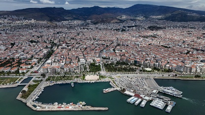 İzmir'de barınaklarda çevreyi ve güvenliği tehdit eden atıl tekneler toplatılıyor
