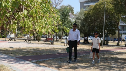 Mahallesindeki parkta ağaçları sulayan avukattan belediye yetkilileri hakkında suç duyurusu