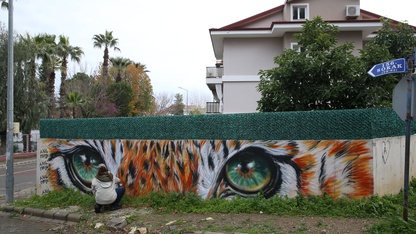 "Grafiti" sanatçısı Axel Mengü, turistik ilçeye renk katıyor 