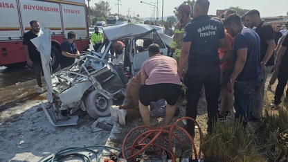Manisa'da otobüsle otomobilin çarpıştığı kazada karı koca öldü, 1 kişi yaralandı