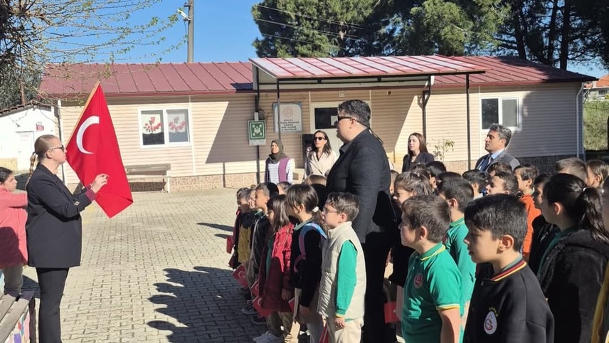 Ula'da öğrenciler Türk bayraklarıyla birlik mesajı verdi
