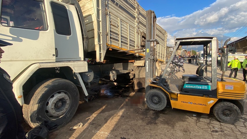 Aydın'da kamyon damperinin altında kalan tamirci ve şoför öldü