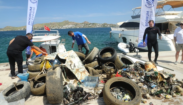 Bodrum'da dalgıçlar denizden yaklaşık 2 ton atık çıkardı