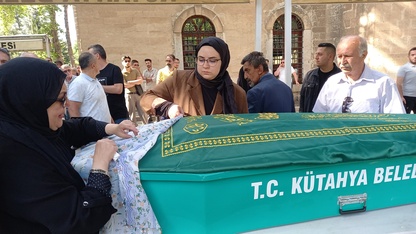 AK Parti Kütahya İl Başkanı Ceyda Çetin Erenler'in annesi Azize Çetin son yolculuğuna uğurlandı