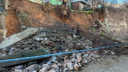 Uşak'ta toprak kayması ve istinat duvarının çökmesi sonucu 3 ev tahliye edildi