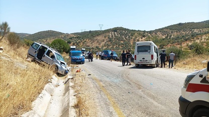 Aydın'da minibüs ile hafif ticari aracın çarpıştığı kazada 14 kişi yaralandı