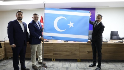 AK Parti İzmir İl Başkanı Saygılı'dan Türkmen vatandaşlara rozet