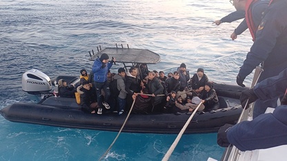 İzmir açıklarında 56 düzensiz göçmen ve 1 insan kaçakçısı şüphelisi yakalandı