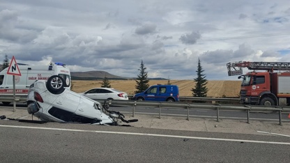 Kütahya'da devrilen otomobilin karşı şeride fırlayan tekeri başka kazaya neden oldu