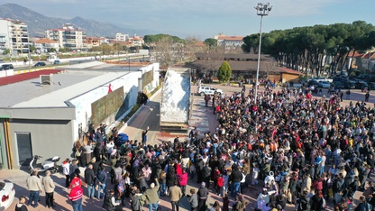 Aydın'da vatandaşlar kamyonla getirilen karda eğlendi