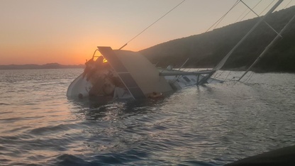 Bodrum'da kayalıklara çarptıktan sonra yan yatan teknedeki 5 kişi kurtarıldı